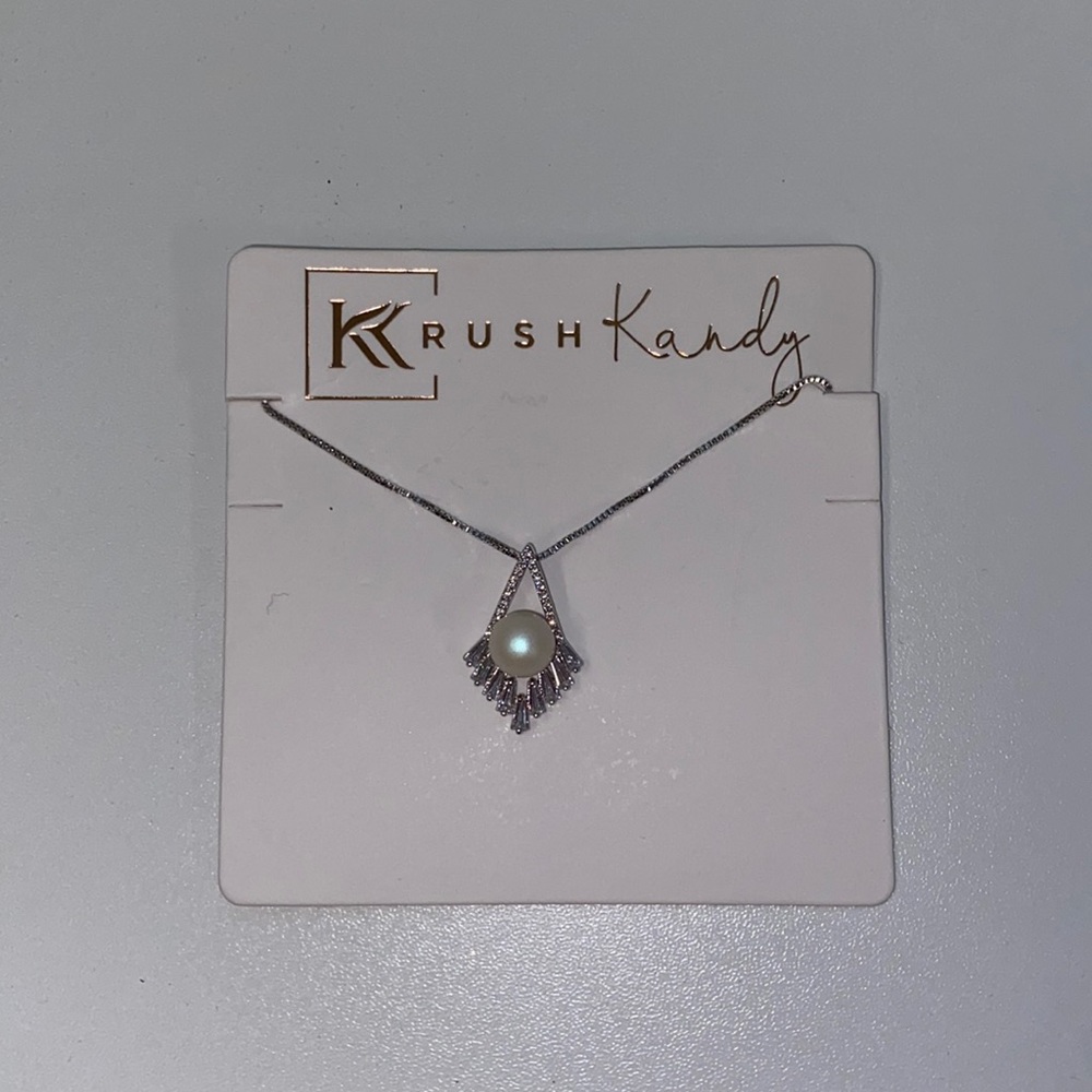 Pearl and sparkle necklace